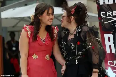 A celebrity mother and her daughter make a rare public appearance, sparking online speculation about their identities.